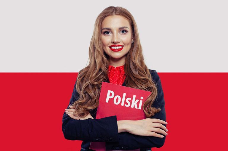 kobieta na tle flagi Polski z podręcznikiem języka polskiego